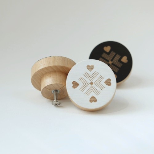 Gałka drewniana Cztery serca biała.jpg