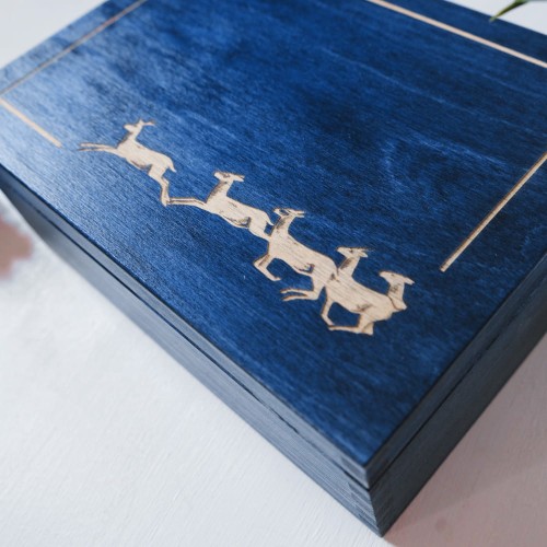 Drewniana szkatułka Sarny (niebieska).jpg