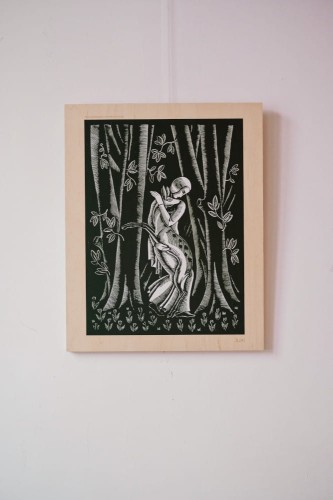 Grafika na sklejce Kobieta z sarną.jpg