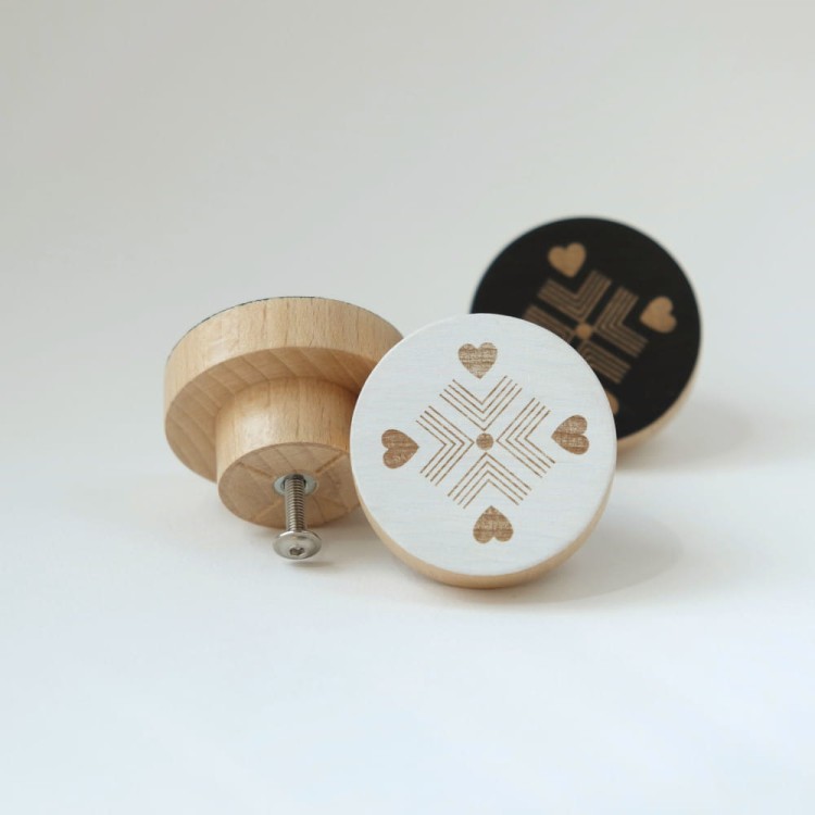 Gałka drewniana Cztery serca biała.jpg