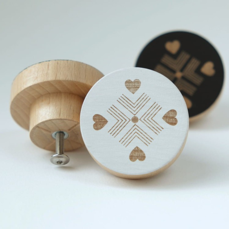 Gałka drewniana Cztery serca biała.jpg