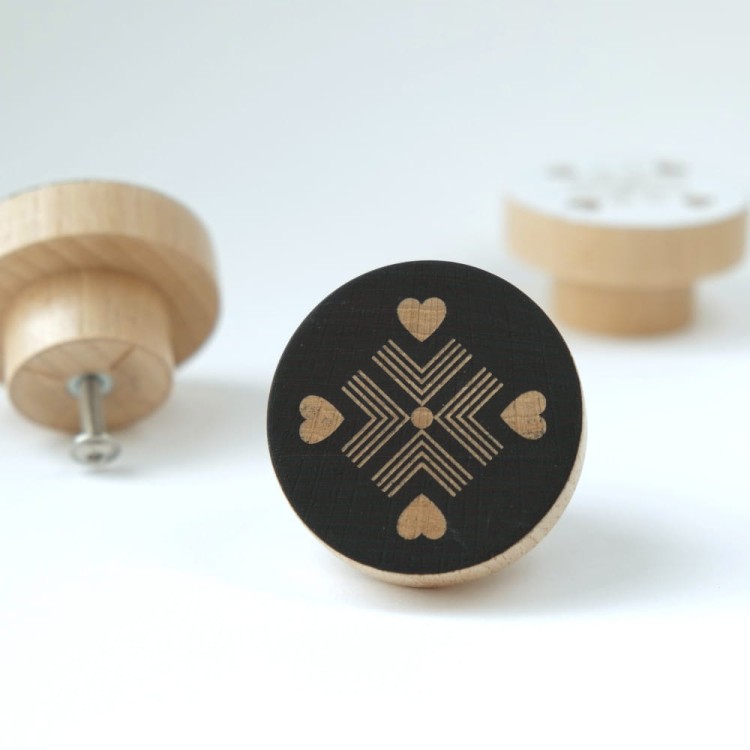 Gałka drewniana Cztery serca czarna.jpg