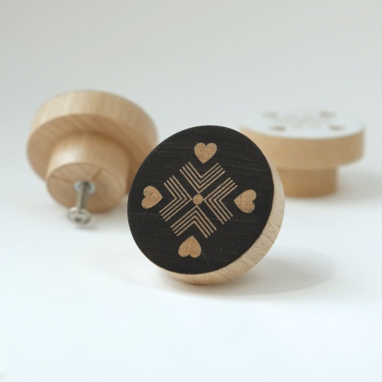 Gałka drewniana Cztery serca czarna.jpg