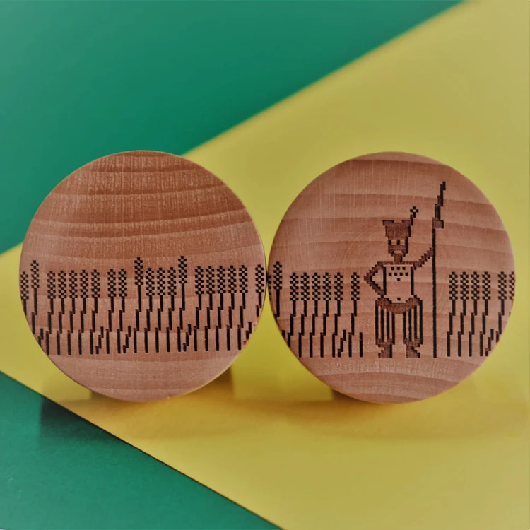 Zestaw dwóch gałek drewnianych Kosynier w zbożu śr. 5 cm.jpg