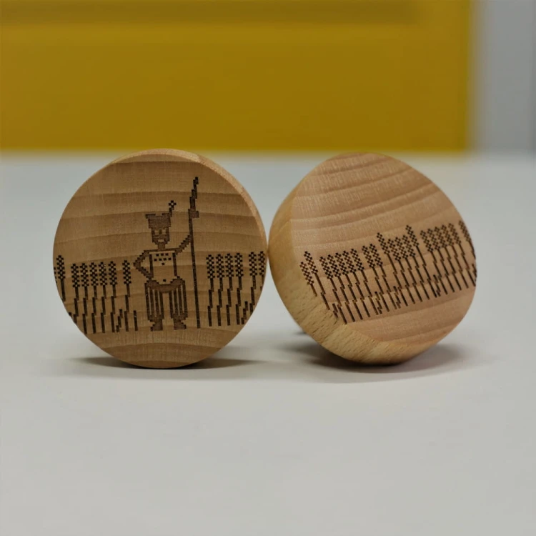 Zestaw dwóch gałek drewnianych Kosynier w zbożu śr. 5 cm.jpg