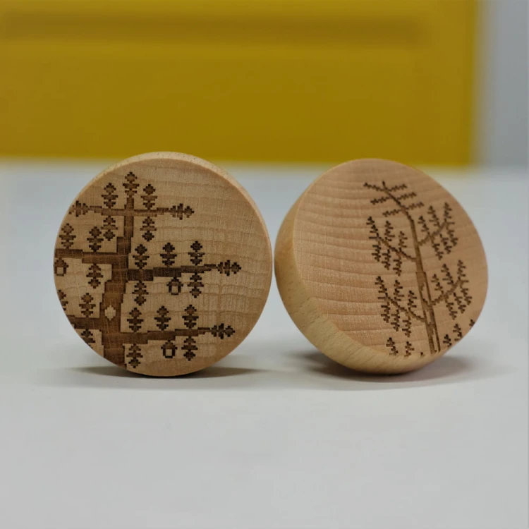 Zestaw dwóch gałek drewnianych Dąb i brzoza śr. 5 cm.jpg