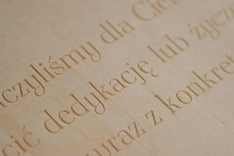 Tył grafiki z wygrawerowanymi życzeniami.jpg